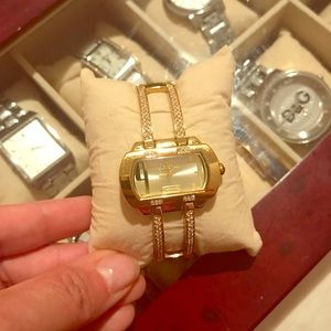 JLO Crystal in yellow gold color setting